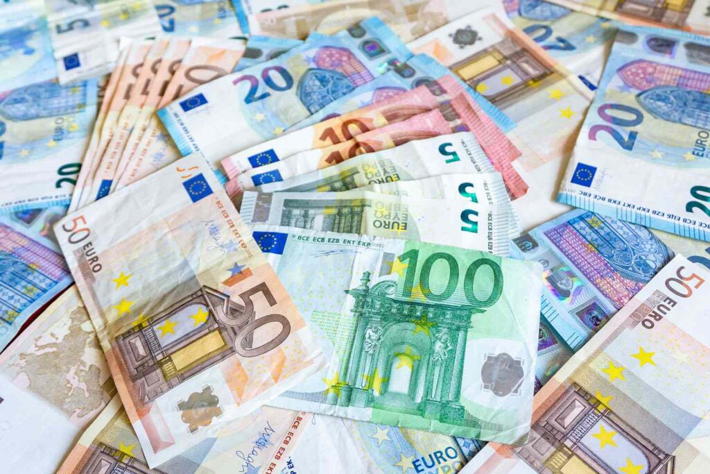 Euro's Decline Against the Dollar: Understanding the Factors