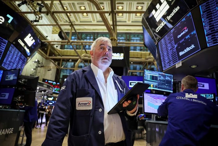 Wall Street Ends on Rollercoaster: Mixed Data from the Fed