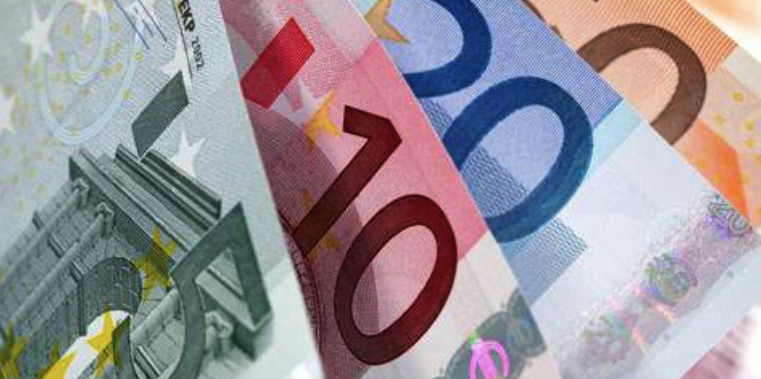 Euro Scales 32-Year Peak Against Yen
